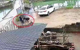 Bốn đứa trẻ nghịch dại liên tiếp ném pháo hoa, ô tô bốc cháy ngùn ngụt