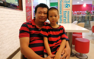 Từng lạnh lùng nói "Muốn đẻ thì tự mà nuôi", 6 năm sau ông bố trẻ nuốt nước mắt tiễn con theo mẹ về sống với bố dượng
