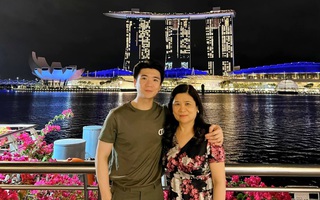 Thiếu gia lớn nhà bầu Hiển hoàn thành nhiệm vụ đặc biệt, check-in Singapore cùng mẹ, cậu út vào bình luận một câu khiến ai cũng bật cười 