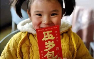 Bà nội hỏi: "Ngoại lì xì cho con bao nhiêu", câu trả lời của đứa bé 8 tuổi ngắn gọn nhưng quá THÔNG MINH, nghe là biết ngay có giáo dục