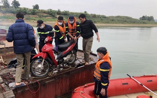 Qua cầu phao, người đàn ông rơi xuống sông tử vong