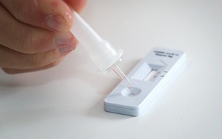 Cổ phiếu các ngành test nhanh và vắc-xin vụt sáng khi Covid-19 bùng phát ở Trung Quốc