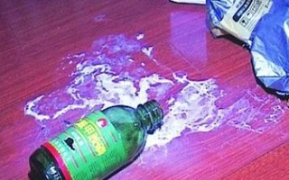 Cha pha thuốc trừ sâu vào nước ngọt cho con uống