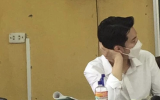 Thầy giáo bị chụp lén không kém gì tài tử điện ảnh, đến khi thầy bỏ khẩu trang ra đứa nào cũng ngỡ ngàng trước nhan sắc thật
