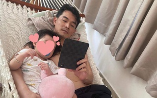 Quách Ngọc Ngoan khoe khoảnh khắc chăm con gái cực ngọt ngào, nhóc tì mới 3 tuổi nằm yên trong lòng bố