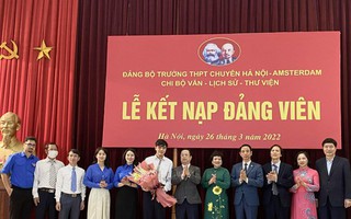 Lần đầu tiên, Trường THPT chuyên Hà Nội - Amsterdam kết nạp Đảng viên là học sinh