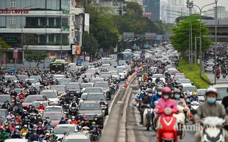 Lâu lắm mới thấy "đặc sản" tắc đường quay lại Hà Nội kinh hoàng đến vậy, người dân nháo nhào phi lên vỉa hè để kịp giờ làm