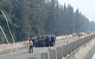 Xe chở Phó chủ tịch TP.HCM lật nhiều vòng sau khi nổ lốp