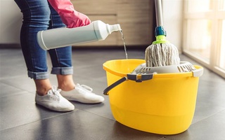 Tự tạo NƯỚC SÁT KHUẨN vệ sinh nhà: 3 công thức dành cho gia đình có F0 để sát khuẩn nhà cửa đảm bảo diệt khuẩn tốt, tránh mầm bệnh lây lan