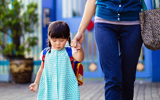 Lúc nào cũng đón con muộn nhất lớp, mẹ hối hận khi nghe lời thủ thỉ từ bé: Trẻ được đón sớm và muộn, tương lai cũng sẽ khác biệt 