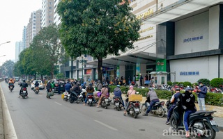 Hà Nội: F0 tăng cao, người dân đỏ mắt tìm mua nước muối sinh lý và thuốc ho, nhiều nhà thuốc "cháy hàng"