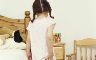 Bé gái 5 tuổi bị viêm nhiễm "vùng kín", người mẹ ân hận tột cùng khi biết được nguyên nhân: Bác sĩ nhắc nhở có 3 điều cần chú ý!