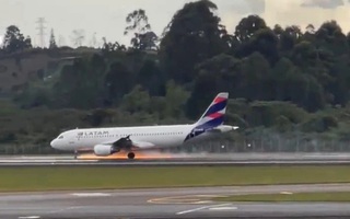 Video: Máy bay bị cháy phải hạ cánh khẩn cấp, hàng trăm hành khách hoảng loạn cầu nguyện trong thời khắc sinh tử