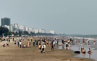 Hàng chục ngàn du khách đổ về biển Sầm Sơn