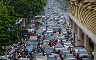 Cơn "ác mộng tắc đường" quay trở lại trong sáng ngày làm việc đầu tiên sau kì nghỉ lễ, người dân chật vật nhích từng mét để kịp giờ làm