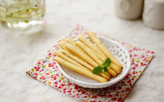 Nhà có nồi chiên không dầu thì các mẹ phải lấy ra làm ngay món snack giòn thơm này: Chỉ cần 4 nguyên liệu cơ bản là làm được!