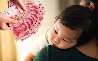 Đôi vợ chồng bán 2 con gái để lấy tiền chữa bệnh cho con trai