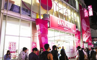 Lạm phát nóng lên từng ngày trong khi tiền lương 'không nhúc nhích', các cửa hàng đồng giá thành 'phao cứu sinh' cho dân Nhật Bản