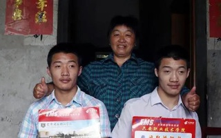 Người mẹ nghèo 20 năm nỗ lực nuôi dạy hai con trai bại não thi đậu vào đại học