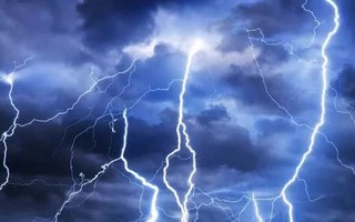 Quảng Ngãi: 4 người họ hàng trong gia đình bị sét đánh