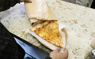 Lạm phát nhìn từ bánh pizza: Dân Mỹ bắt đầu cảm nhận rõ ràng áp lực đang đè nặng, muốn tìm hàng ăn trưa giá 'mềm' cũng khó