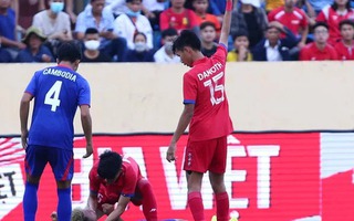 Cầu thủ U23 Lào nhanh trí sơ cứu giúp cầu thủ đội bạn may mắn thoát khỏi nguy hiểm