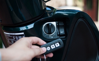 Ắc quy xe máy cạn sạch do quên tắt khóa smartkey: 2 cách xử lý ngay lập tức mà ai cũng phải biết