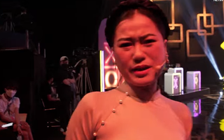 Lâm Vỹ Dạ nhắc đàn em: "Em nhỏ tuổi nhất mà làm thế là không được, quản lý của em đâu?"