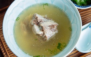 Chẳng cần mua viên uống collagen, chị em cứ thường xuyên nấu và ăn món canh này thì đảm bảo lúc nào da dẻ cũng căng sáng hồng hào!