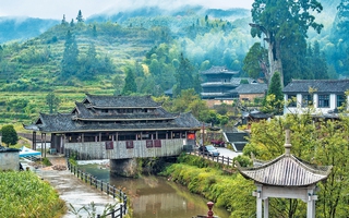 Người đàn ông 10 năm theo đuổi những chiếc cầu có mái che chứa đựng lịch sử văn hóa và thay đổi số mệnh cả thôn làng