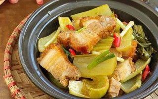 Thịt heo quay kho dưa cải chua