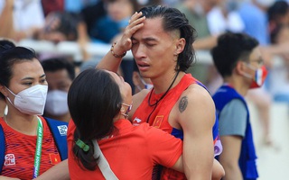 Chàng trai vàng điền kinh đổ gục, liên tục nói "Mẹ, con xin lỗi!": Mới lớp 8 đã lọt vào mắt xanh HLV nổi tiếng