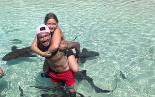 Khoảnh khắc đáng yêu của Harper bên Beckham: Cô bé lớn phổng phao nhưng khi bên cạnh bố vẫn như tiểu công chúa