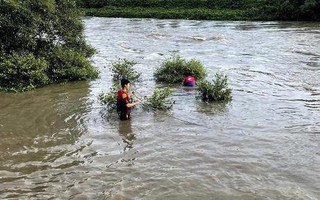 Đi đá bóng trong ngày sinh nhật, 3 học sinh bị nước cuốn trôi