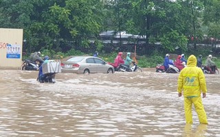 Hà Nội: Một số nơi ngập sâu sau mưa lớn