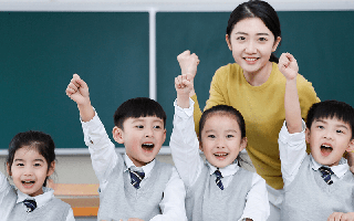 Những điều quan trọng cha mẹ cần nhớ kỹ khi nói chuyện với giáo viên của con: Ảnh hưởng trực tiếp đến quyền lợi của trẻ