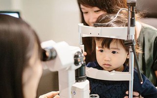 Con có dấu hiệu nhìn mờ, bố mẹ ngã ngửa khi biết nguyên nhân
