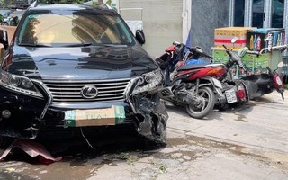 TP.HCM: Ô tô Lexus lao qua giải phân cách, tông liên hoàn hàng loạt xe máy