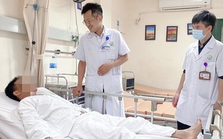 Nam thanh niên bị đối phương đá vào vùng kín khi chơi bóng đá dẫn tới vỡ tinh hoàn