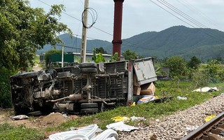 Tàu hỏa húc văng xe tải, 2 người thương vong