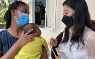 Từng nuôi con một tháng tại bệnh viện, "Bà trùm hoa hậu" làm điều ý nghĩa ngày 1/6