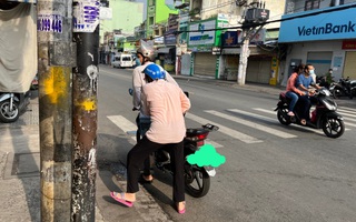 Thi lớp 10 ở TP.HCM sáng nay (11/6): Có em dậy từ 4h sáng ôn bài, có em quên hồ sơ, 7h58 mới hớt hải chạy đến cổng trường