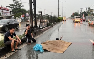 2 cha con bị xe tải tông tử vong trong cơn mưa lớn