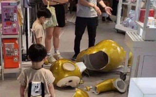 Hậu vụ việc cậu bé 5 tuổi làm vỡ bức tượng trong cửa hàng: Đứa trẻ mang vết thương lòng khó phai và bài học về niềm tin