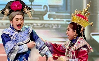 Hoài Linh bật khóc khi diễn cải lương