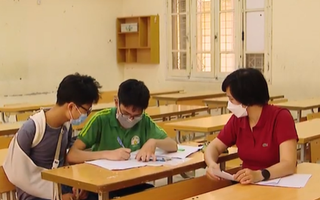 Học sinh lớp 8 chép bài thi giúp thí sinh bị gãy tay trong kỳ thi tuyển vào lớp 10