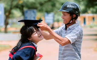 Khoảnh khắc ấm áp của nữ sinh bên cha trong ngày chụp ảnh kỷ yếu