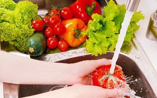 Những sai lầm tai hại khi rửa trái cây và rau quả vừa mất hết chất vừa 'rước độc vào người'