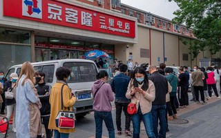 Dân suy sụp vì tiền gom góp cả đời nguy cơ mất trắng, điều gì đang xảy ra bên trong ngành ngân hàng Trung Quốc?
