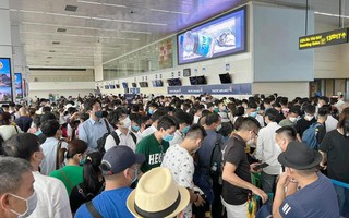 Đông nghịt khách, sân bay Nội Bài khóa xe dừng, đỗ sai vị trí